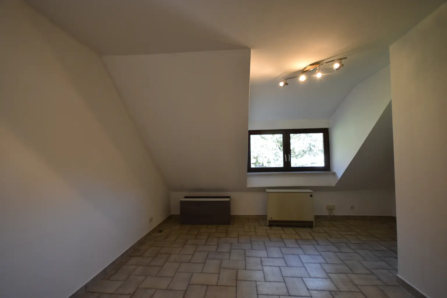 "GRÖDIG - Kleines 2 Zimmer Appartement im Dachgeschoss mit PKW-Stellplatz"