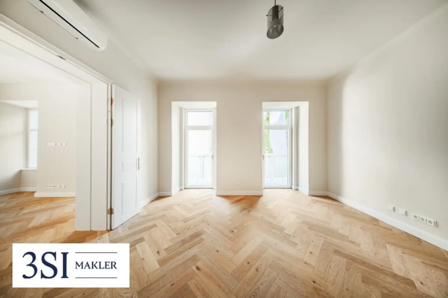 Wohnen beim Schloss Belvedere: Erstbezug im Stilaltbau mit 2 Balkonen und Klimaanlage!