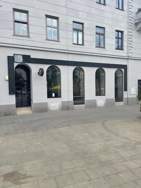 Neu adaptiertes Cafe Konditorei Restaurant auf frequentiertem zentralen Hauptplatz im 2. Bezirk