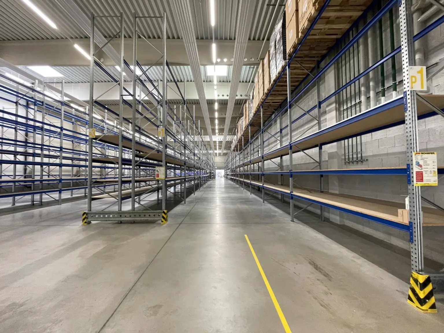 Moderne Gewerbeimmobilie mit Baureserve
