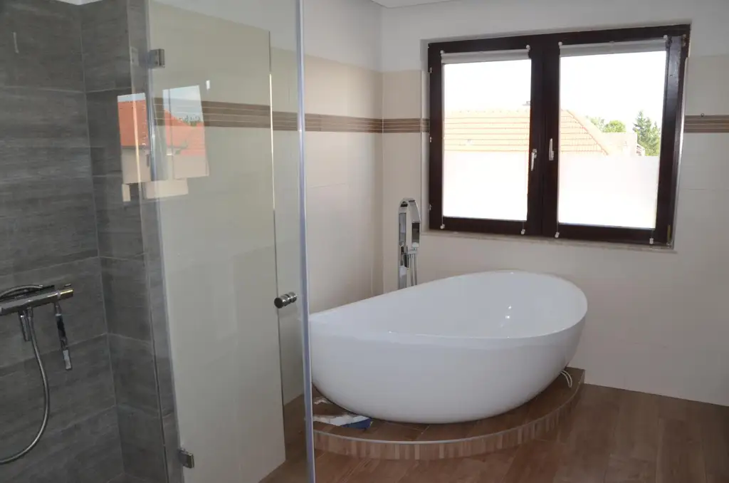 Moderne 4-Zimmer-Wohnung mit Wintergarten und Balkon