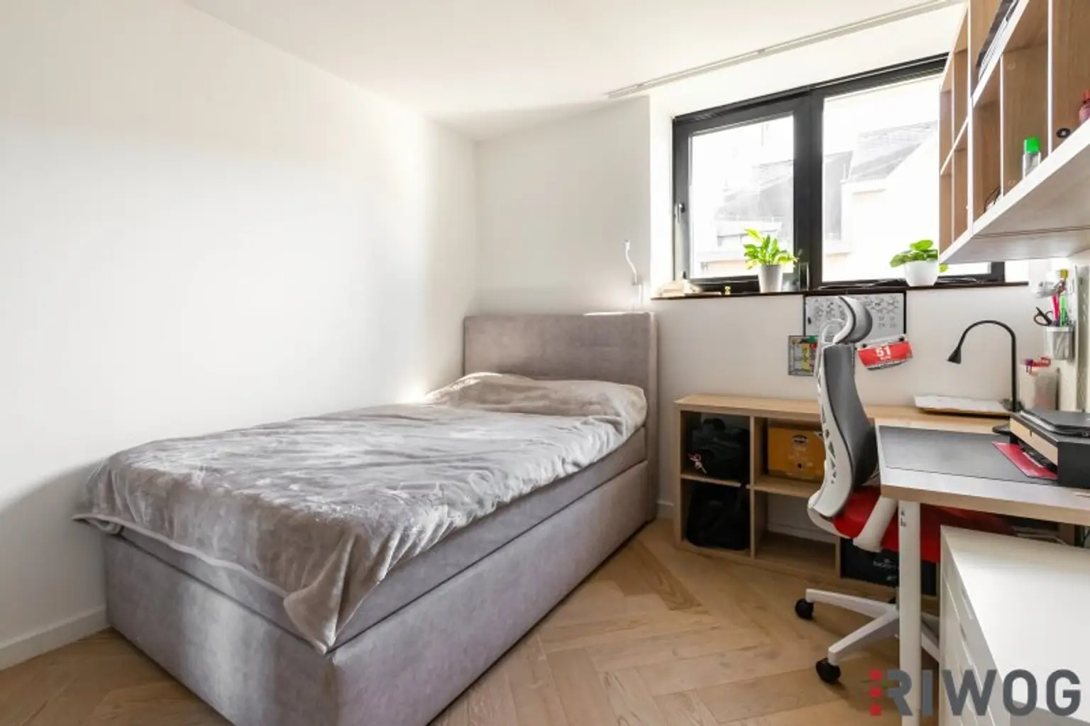 Altbau-Chic im Dachgeschoss | 3-Zimmer Balkonwohnung mit Klimaanlage und Fußbodenheizung