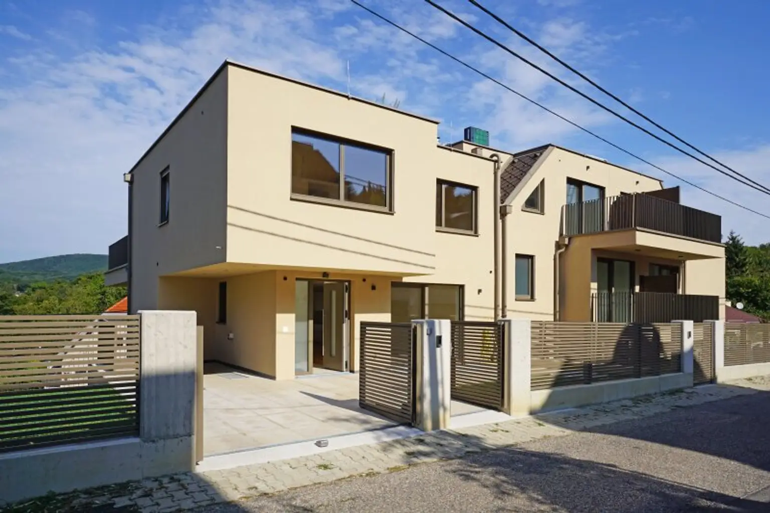 Satzberg: Exklusive Maisonettewohnung mit Stellplatz, kleinem Garten und Traum-Terrasse - ERSTBEZUG