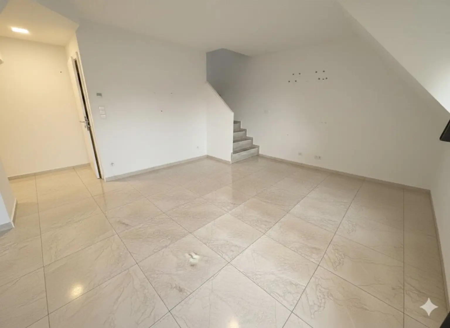 Exklusive Dachgeschoss-Wohnung: 4 Zimmer & 3 Terrassen (Heizkosten inkl.)