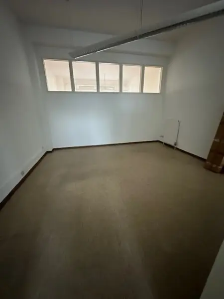 Ruhige Lage, modernes Büro/Praxis mit Autoabstellplätzen in zentraler Lage! Unbefristet!