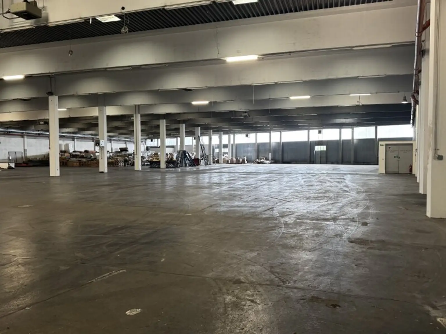 Moderne Halle mit 7 m Höhe und LKW-Zufahrt – ca. 4.445 m² im 21. Bezirk. Flexibel Nutzbar