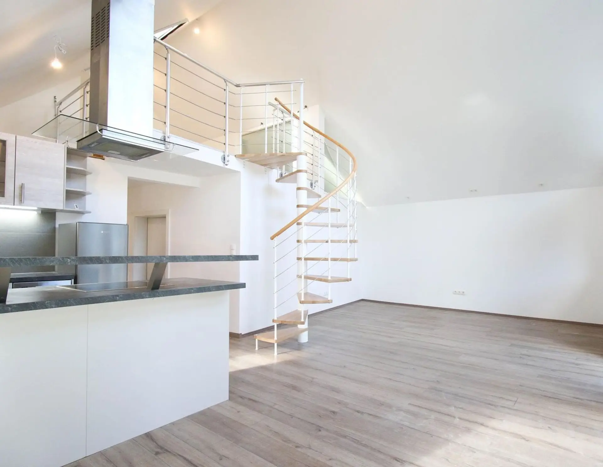 NEU - Grünlage - Designer Loft mit Galerie und Garten