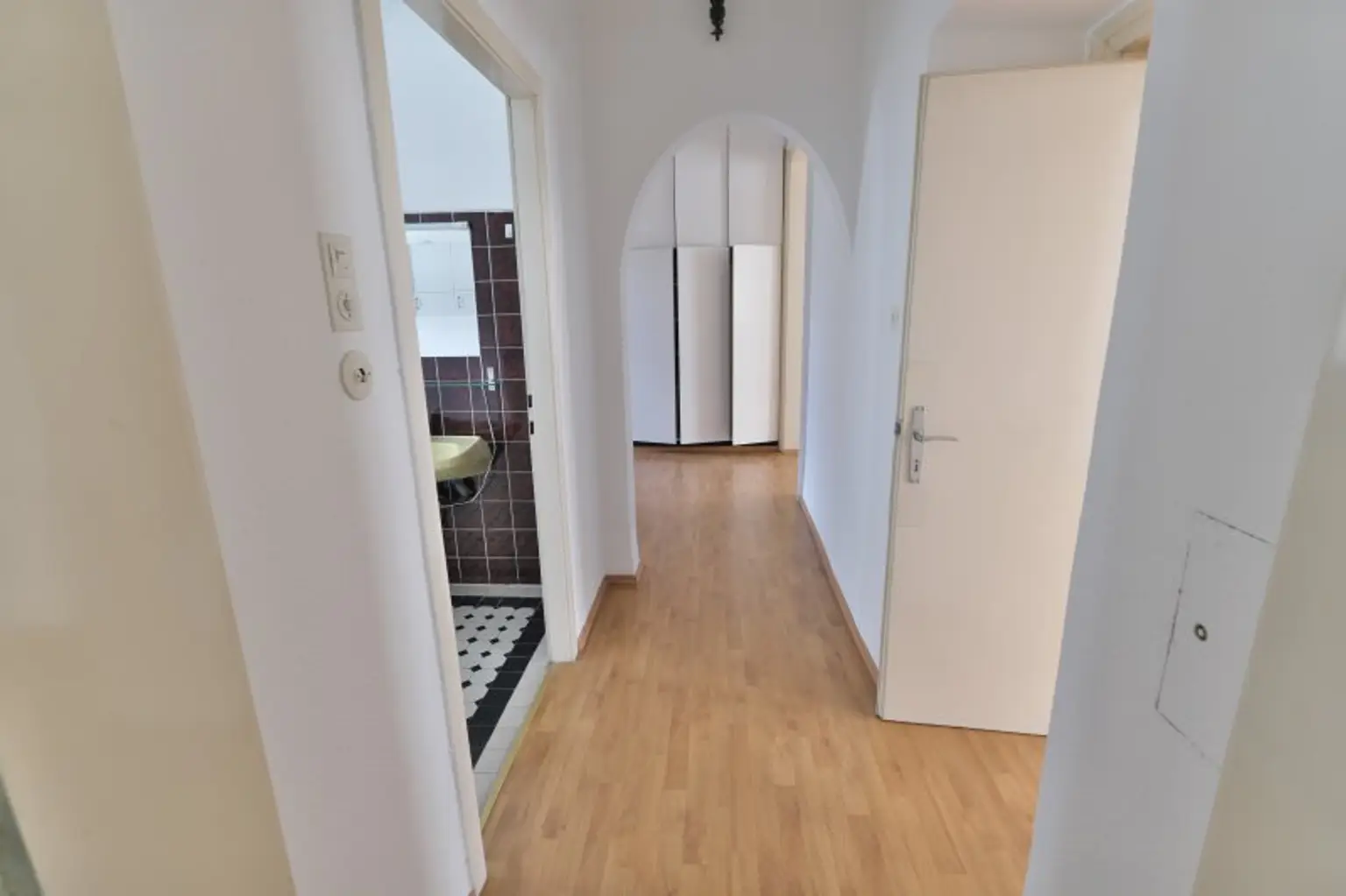 Antonigasse UNBEFRISTETE 2 Zimmer-Wohnung mit KFZ-Stellplatz im Haus