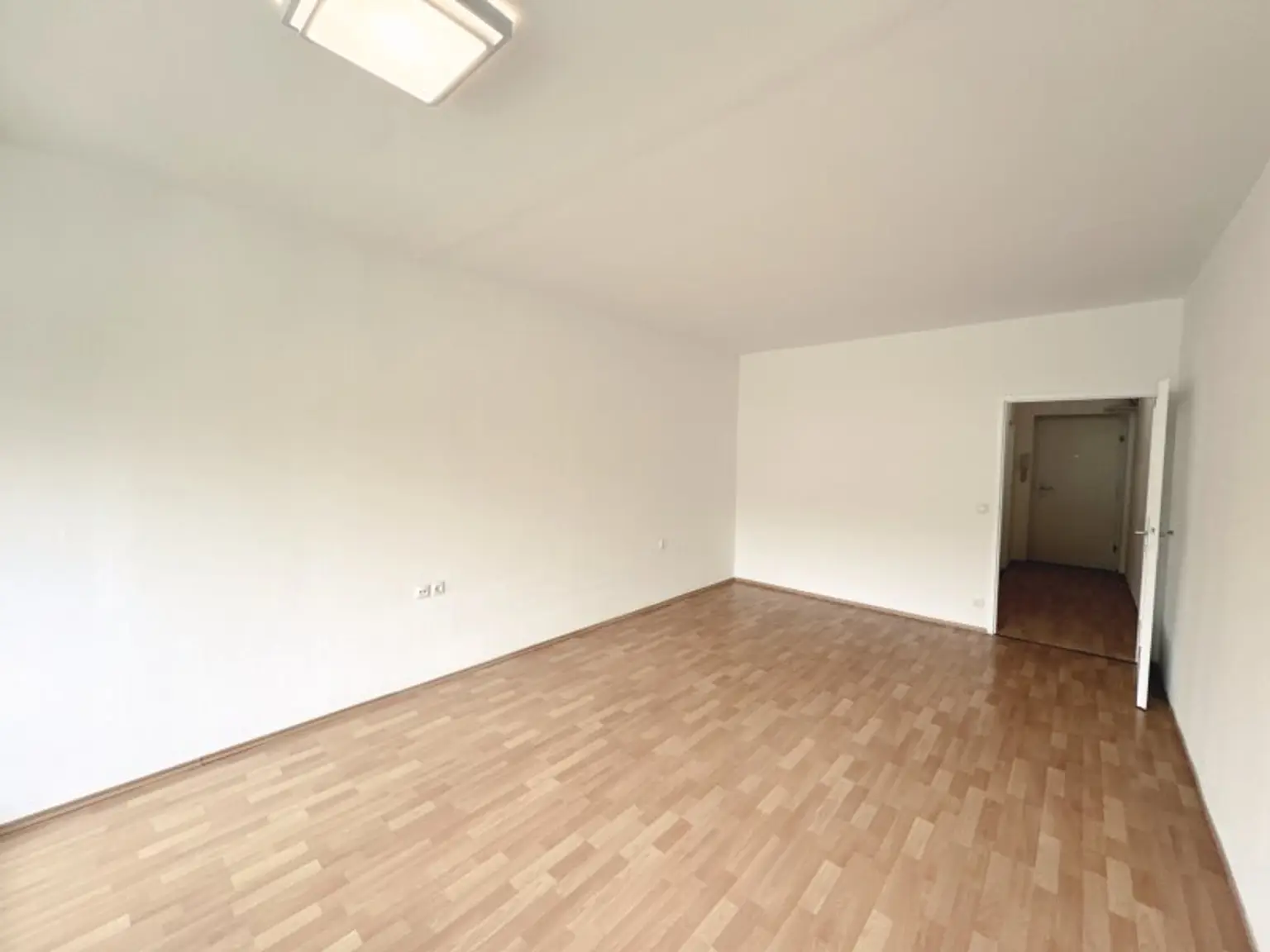 NEU! Preisgünstige 1-Zimmerwohnung mit Loggia nahe Wien zu vermieten! Tiefgaragenstellplätze verfügbar!