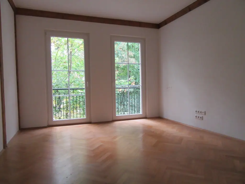 REPRÄSENTATIVE VILLA MIT BLICK IN DEN SCHLOSSPARK