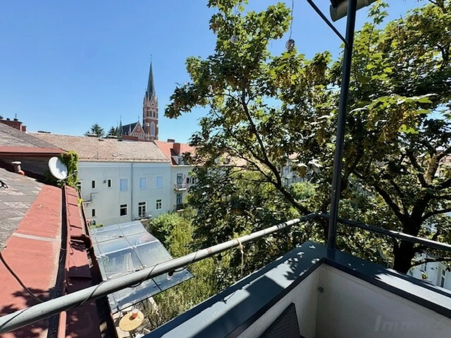 Terrasse mit Blick zur Herz-Jesu-Kirche