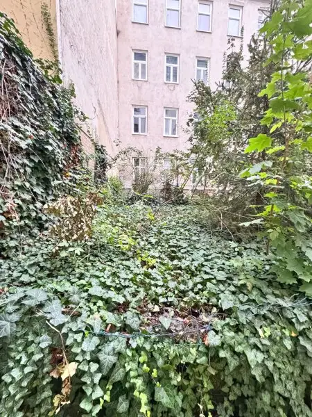 Renovierungsbedürftige Zwei-Zimmer-Wohnung im Erdgeschoss mit Garten, Nähe U3 Hütteldorfer Straße!