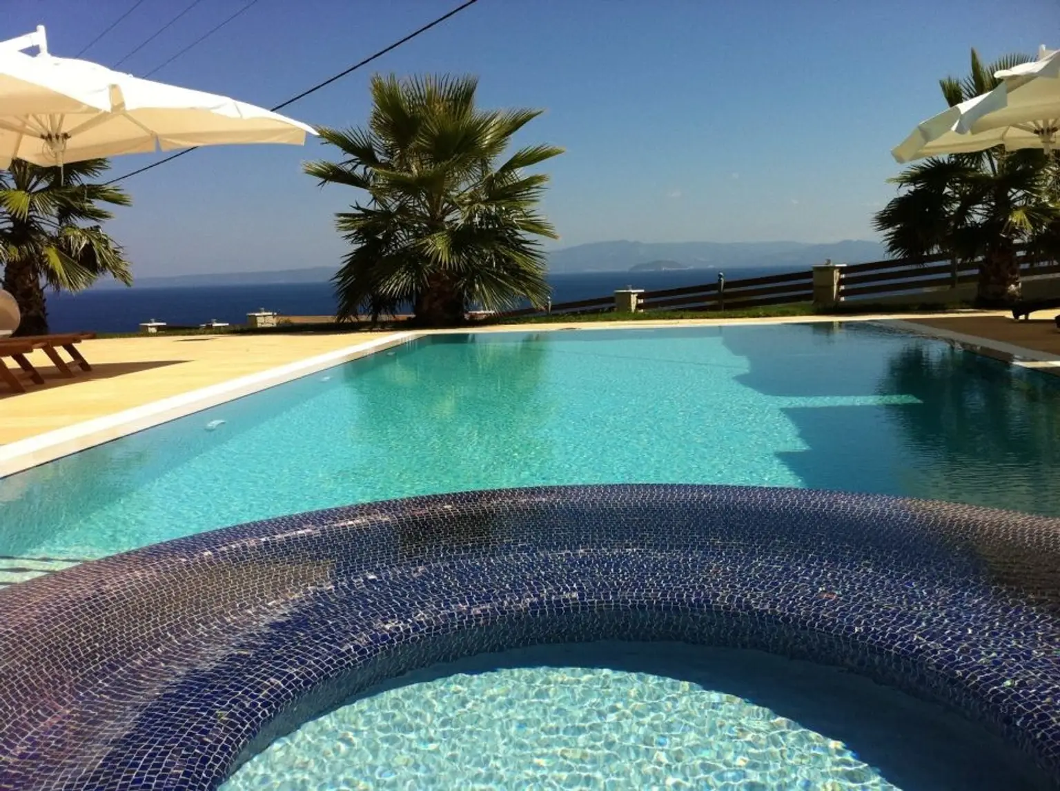 Moderne Villa mit Pool – Privates Refugium in exklusiver Wohngegend