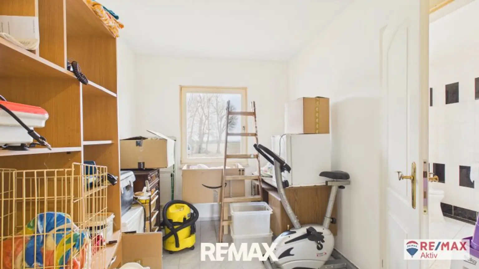 Einzugsbereites Haus mit großer Garage und großem Grundstück