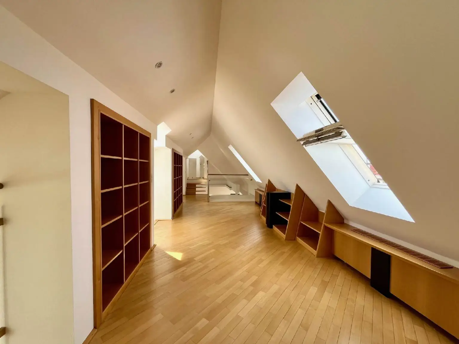 Extravagantes, kultiges 80 ties Retro Chic XXL Penthouse!
Miami Vice meets Raumschiff Enterprise