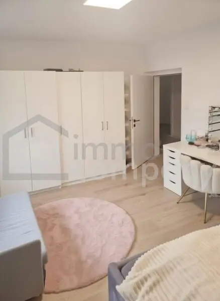 Familienwohnung mit 4 Zimmern im Zentrum mit großer Terrasse / eigene Garage - generalsaniert!