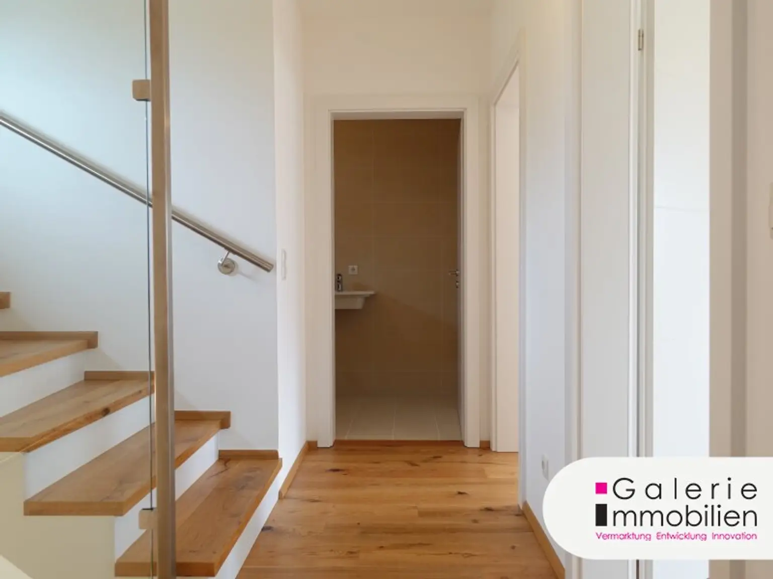 Erstbezug: Sehr schöne, helle und ruhige Doppelhaushälfte (links) mit 4 Zimmern, Eigengarten und Panoramablick-Dachterrasse!