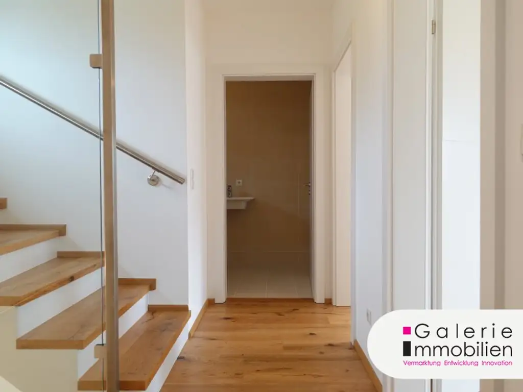 Erstbezug: Sehr schöne, helle und ruhige Doppelhaushälfte (links) mit 4 Zimmern, Eigengarten und Panoramablick-Dachterrasse!