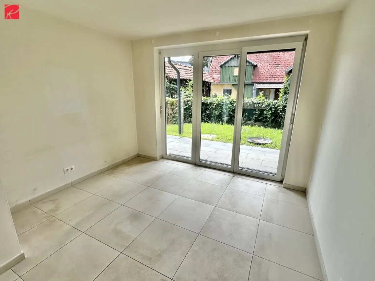 Helle Räume - 3 getrennt begehbare Zimmer - Terrasse und Garten - TG Parkplatz!