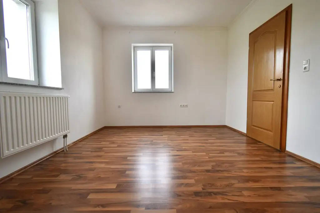 Investieren Sie clever in die Zukunft – gepflegte 2-Zimmer-Wohnung mit Küche und Balkon in zentraler Lage! Nähe BMW, SKF!!
