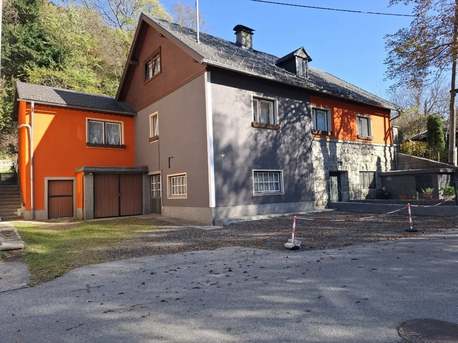 Großzügiges, vielseitig nutzbares Wohnhaus mit umfangreichem Ausbaupotenzial – Teilrenoviert und bereit für Ihre individuellen Wohnträume!