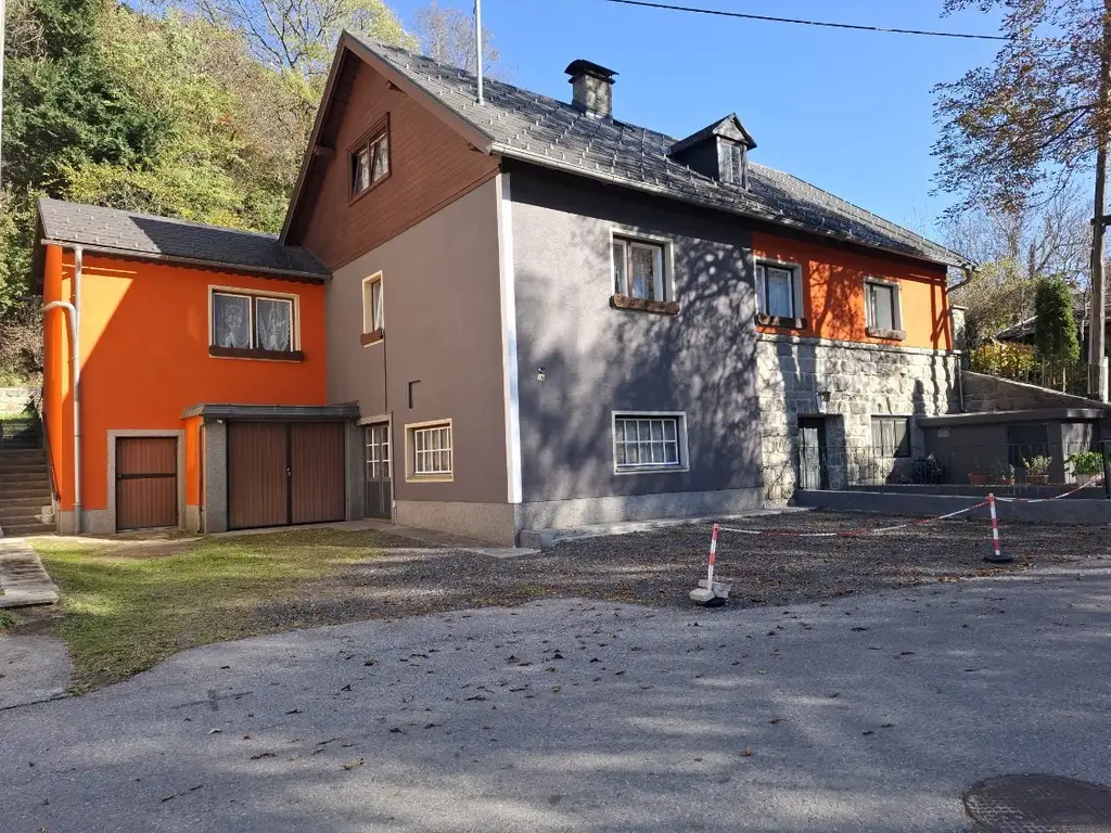 Großzügiges, vielseitig nutzbares Wohnhaus mit umfangreichem Ausbaupotenzial – Teilrenoviert und bereit für Ihre individuellen Wohnträume!