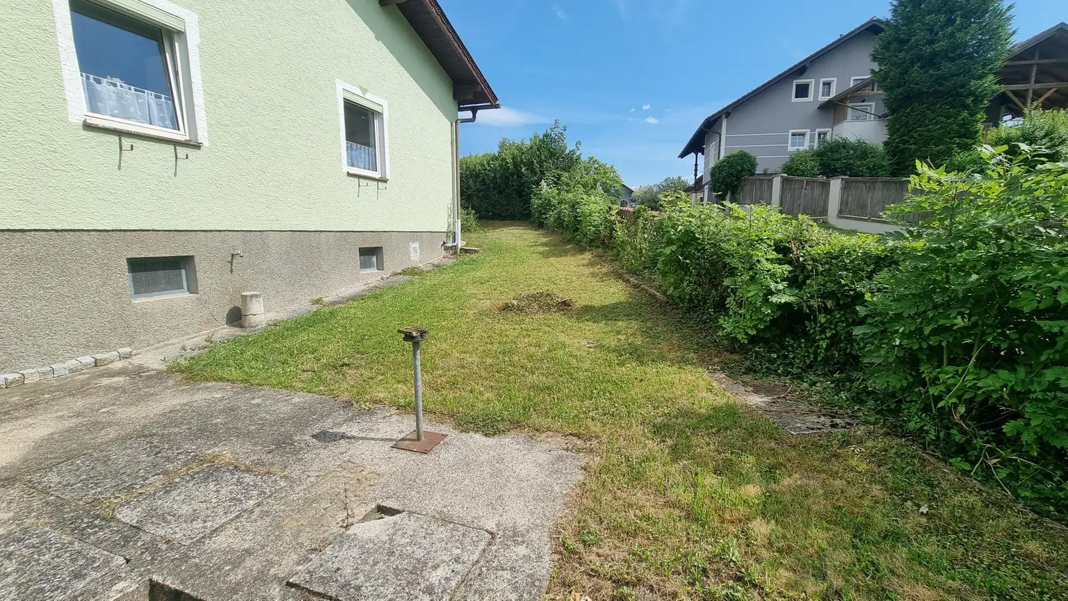 Charmantes Einfamilienhaus in ruhiger Grünlage – innen renoviert und bezugsbereit