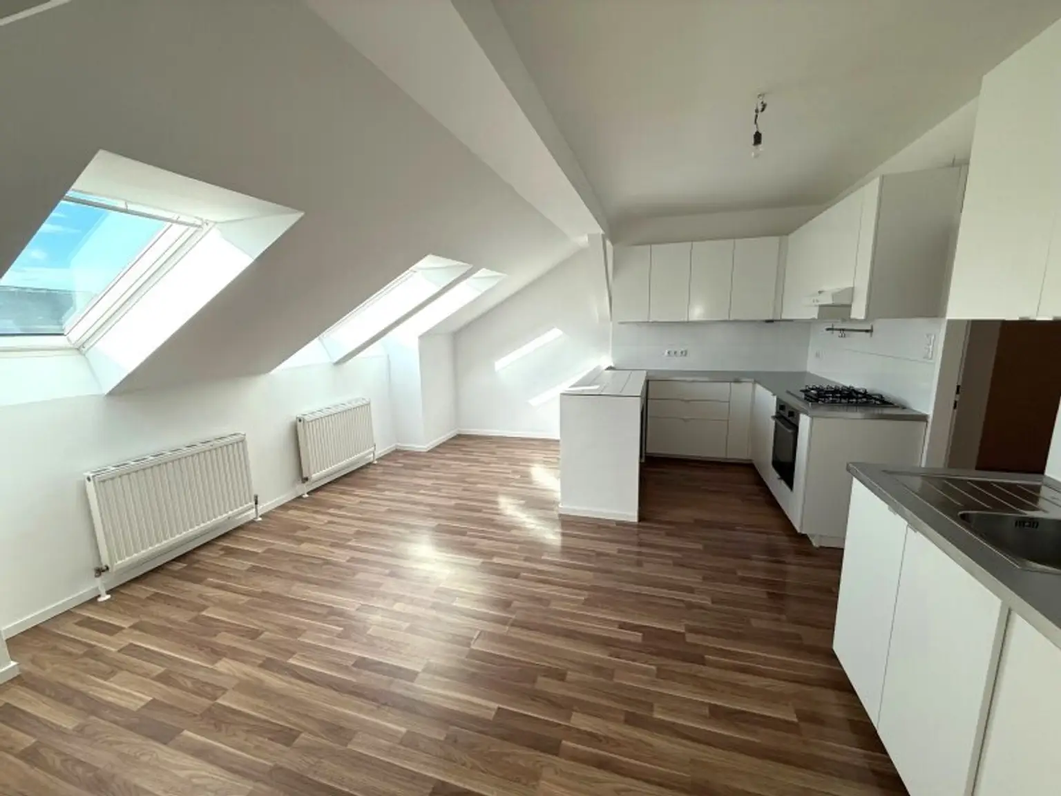 Nur ca. € 4.000 pro m² - 3 Zimmer DG-Wohnung  -  2 Gehminuten zur U3 Station Johnstraße