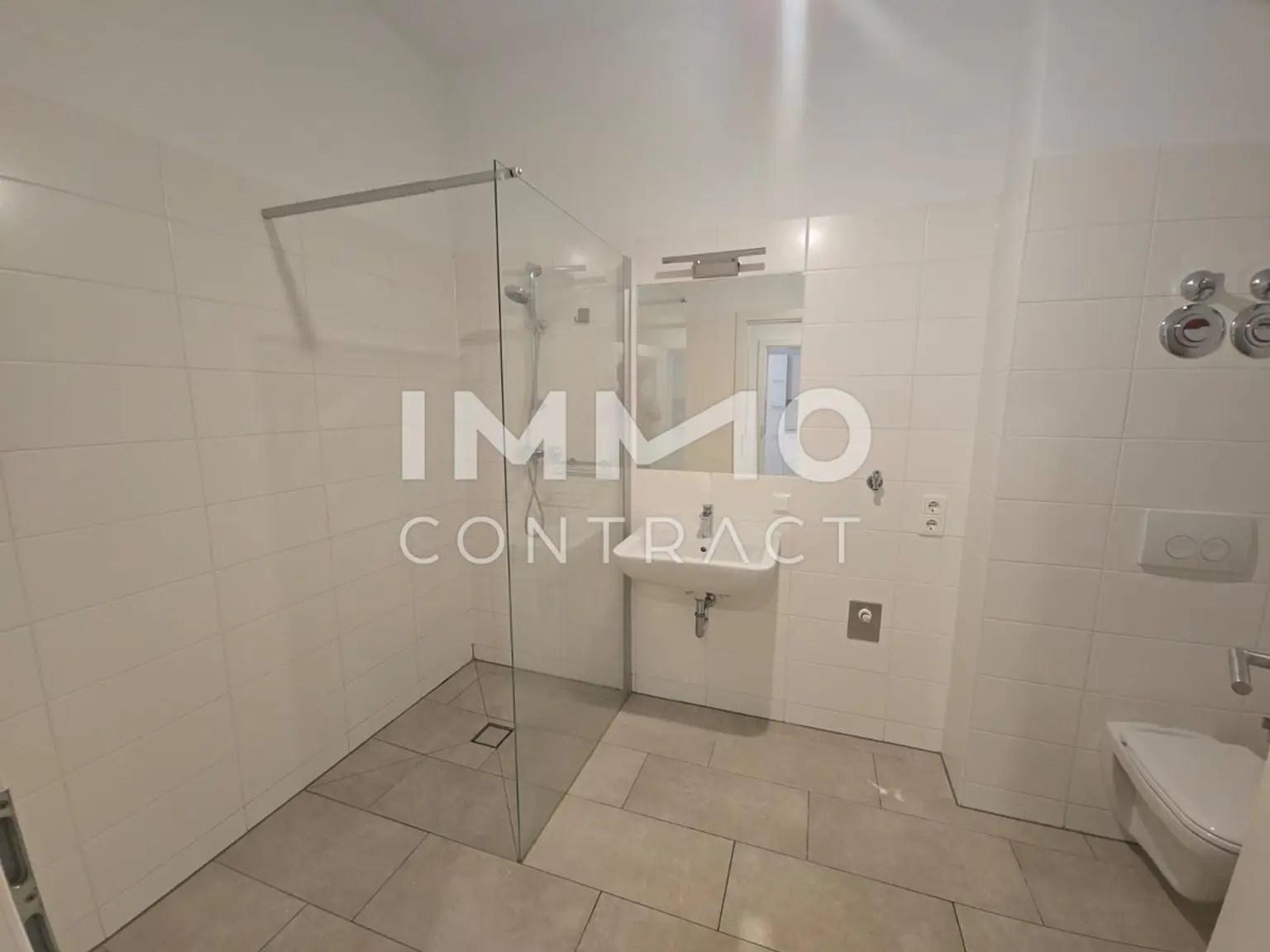 STRASSGANGER Straße 380c : Neuwertige 2 Zimmer- Wohnung mit großem Balkon - Straßganger Straße 380 c - Top 01c