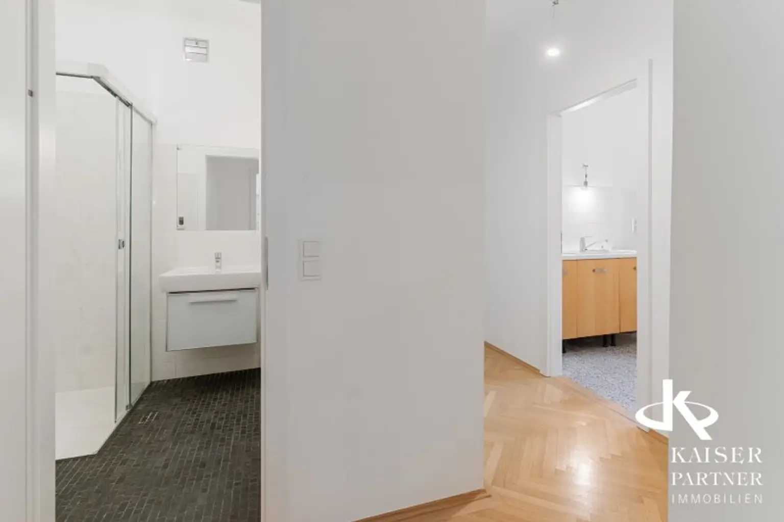 Neurenovierte 6-Zimmer-Wohnung mit  Terrasse in den Garten, Balkonen und Grünblick!