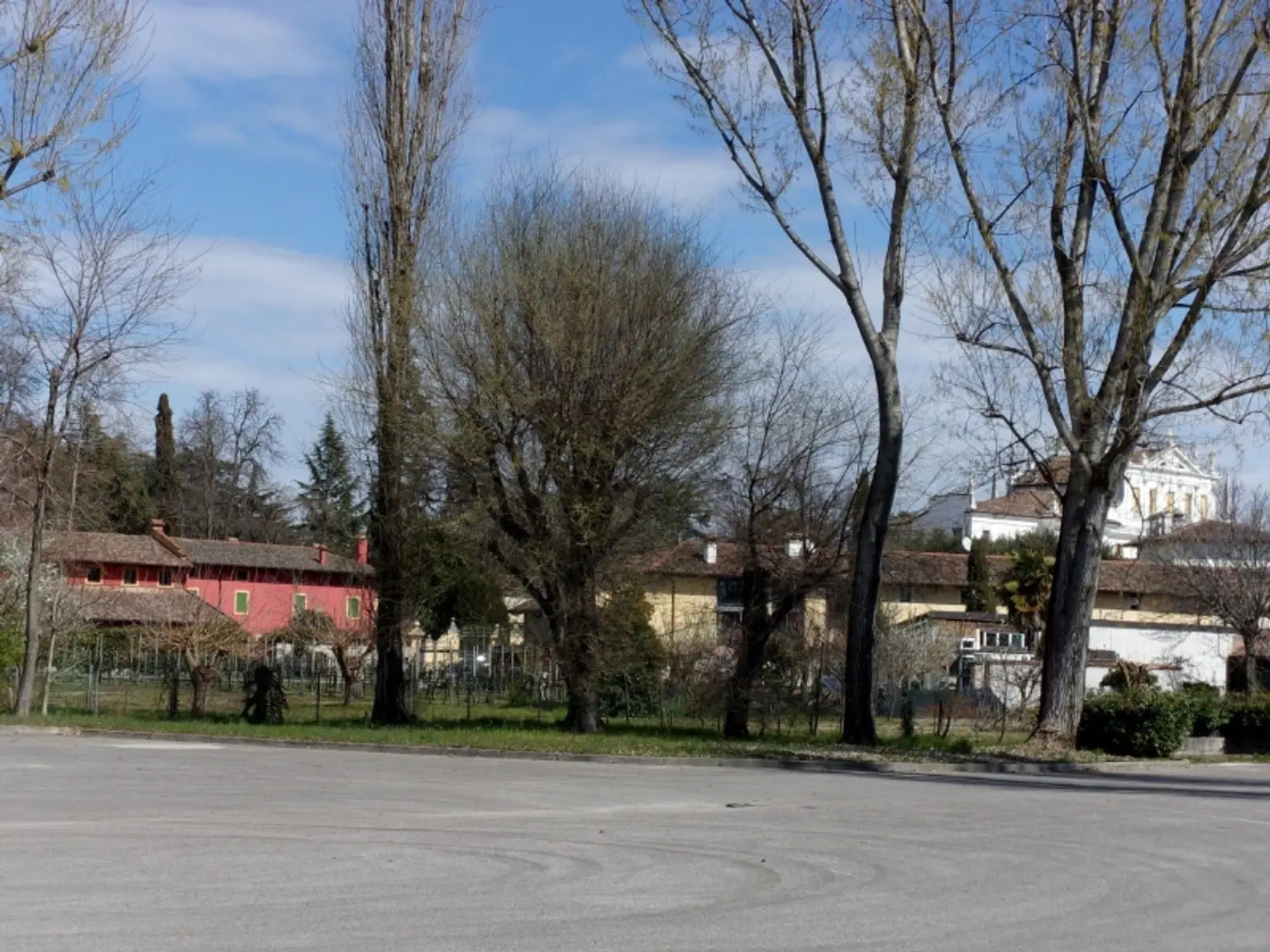 Blick auf das Anwesen neben der Villa Manin