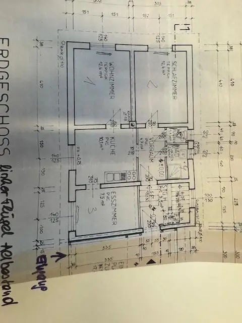 linker Flügel größer