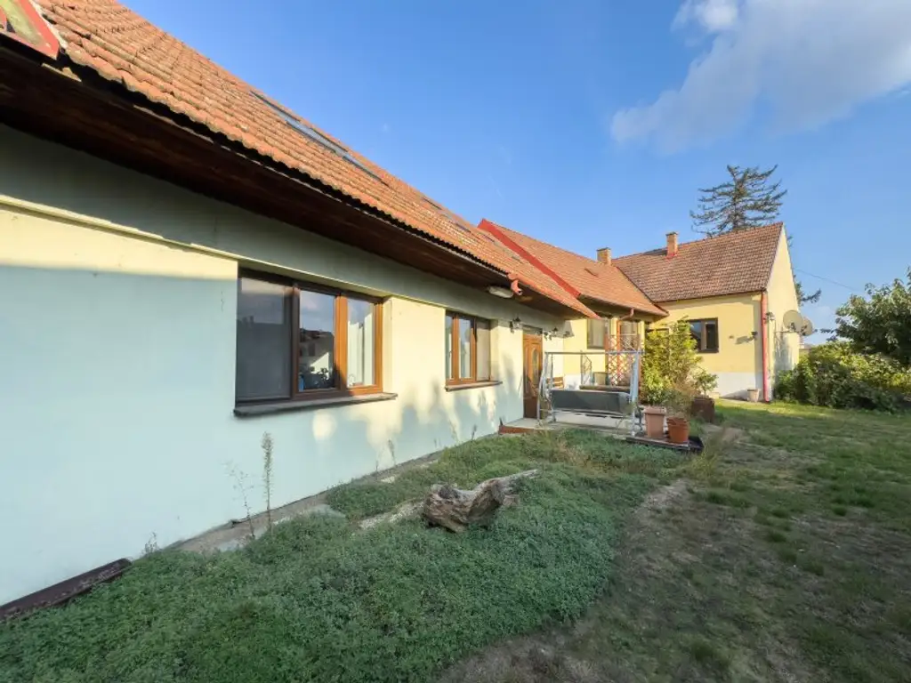 DREIKANTHOF IN ZENTRALER GRÜNLAGE - 1.300 m² Grundfläche - 180 m² Scheunen