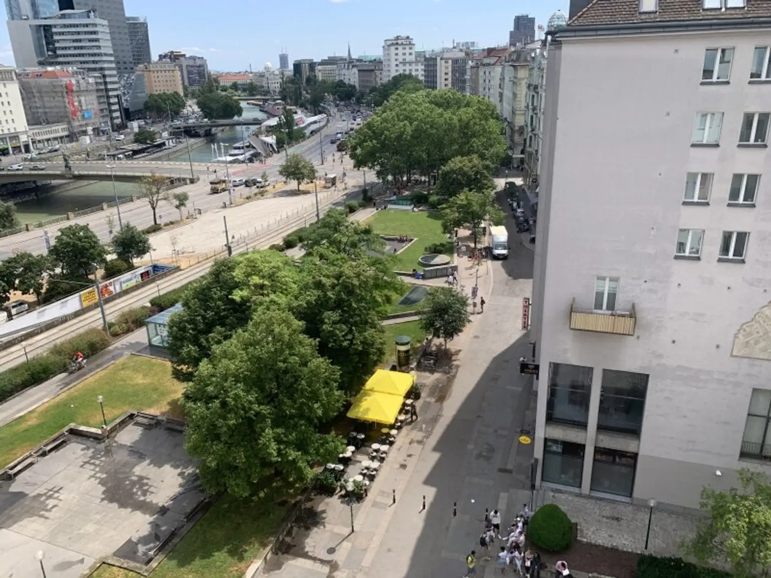 ZWEITBEZUG FERNBLICK GARAGE