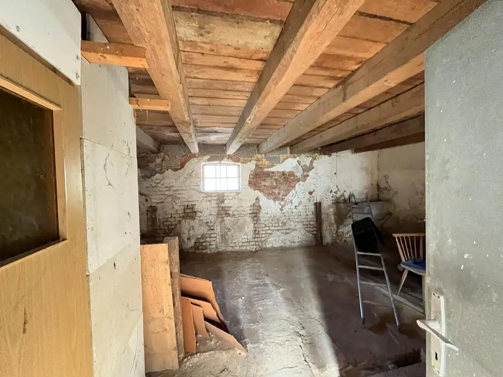 Renovierungsbedürftiges Haus mit Garten