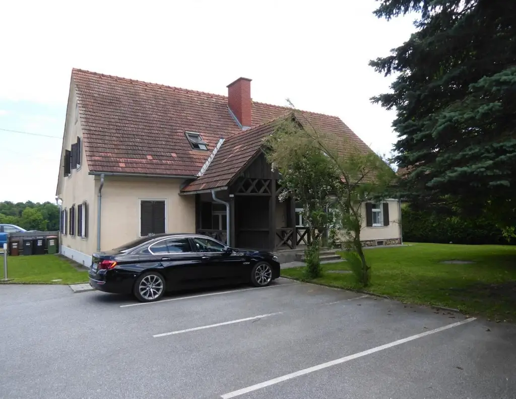 Solides Anlageobjekt - Wohnhaus mit vier Wohneinheiten und Ausbaupotential, Baulagerplatz mit Lagerhallen und Reserven