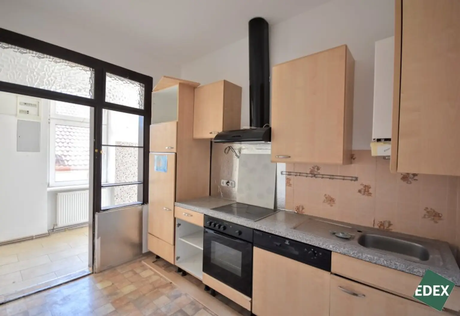 Altbau mit Charme – lichtdurchflutete Wohnung zum Sanieren