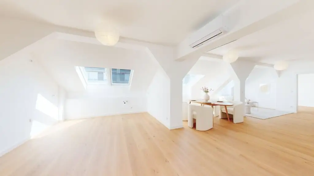 PROVISIONSFREI--Bezaubernde Dachgeschosswohnung | Erstbezug nach Sanierung | Klimaanlage | Terrasse | Lift