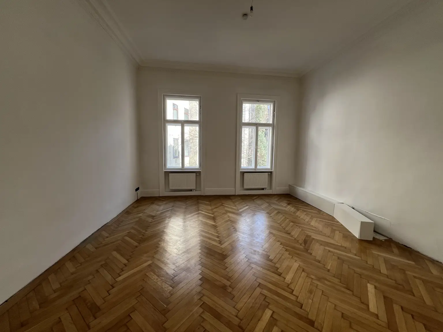 In Vorbereitung: Ansprechendes Apartment mit Terrasse und mit Blick in palais-artigen Garten / Exquisite apartment with terrace and view of the palatial garden