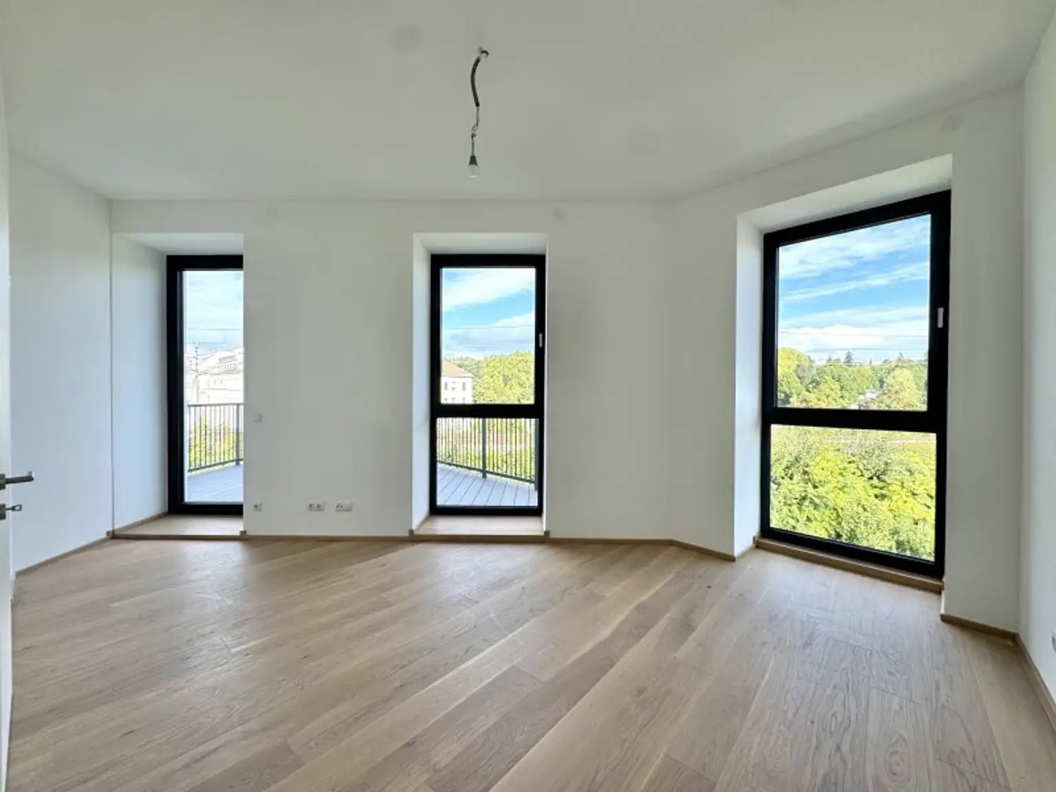 Mit Blick ins Grüne - Großzügiger Erstbezug nach Sanierung - Luftige 4-Zimmer Wohnung in Hernals