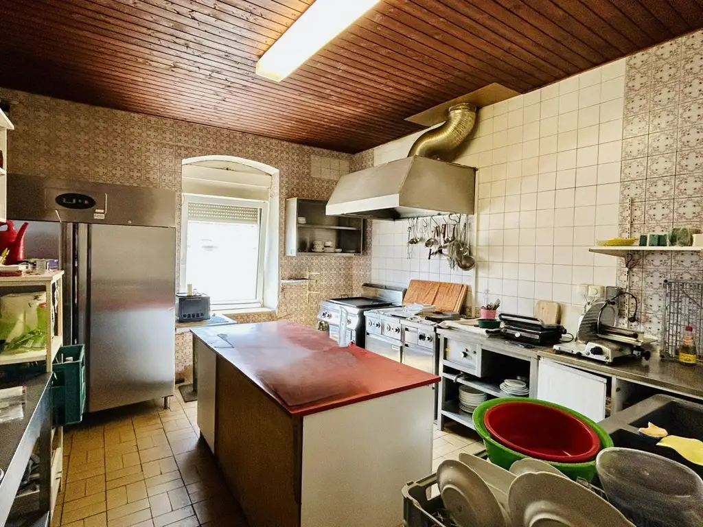 Ehemalige Schule/Gaststätte mit Wohnhaus