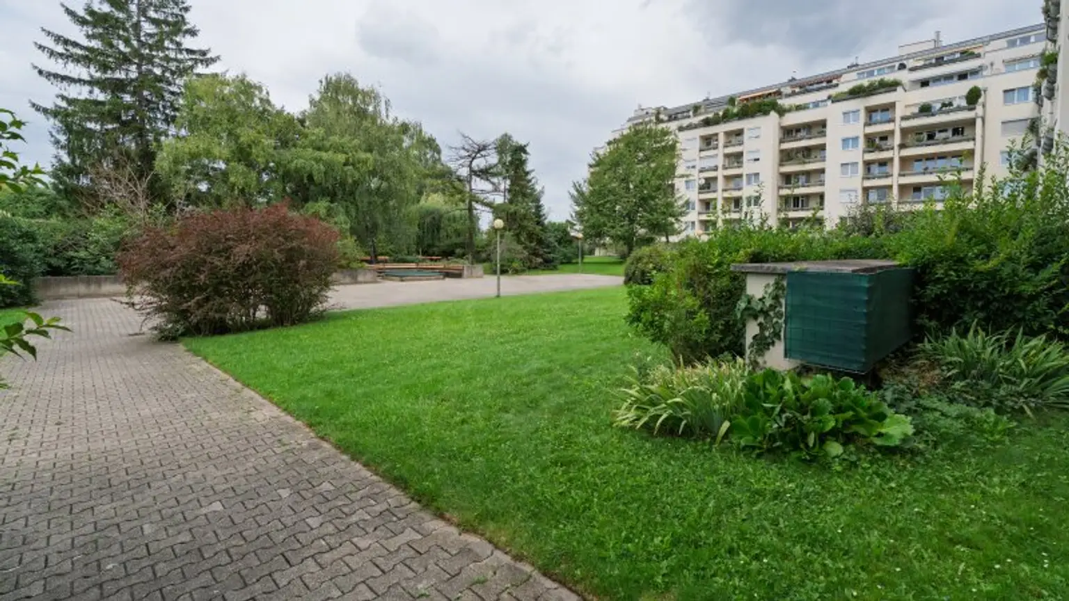 Gemütliche 2-Zimmer-Wohnung mit 2 Loggien, großer allgemeiner Garten – Ihr neues Zuhause!