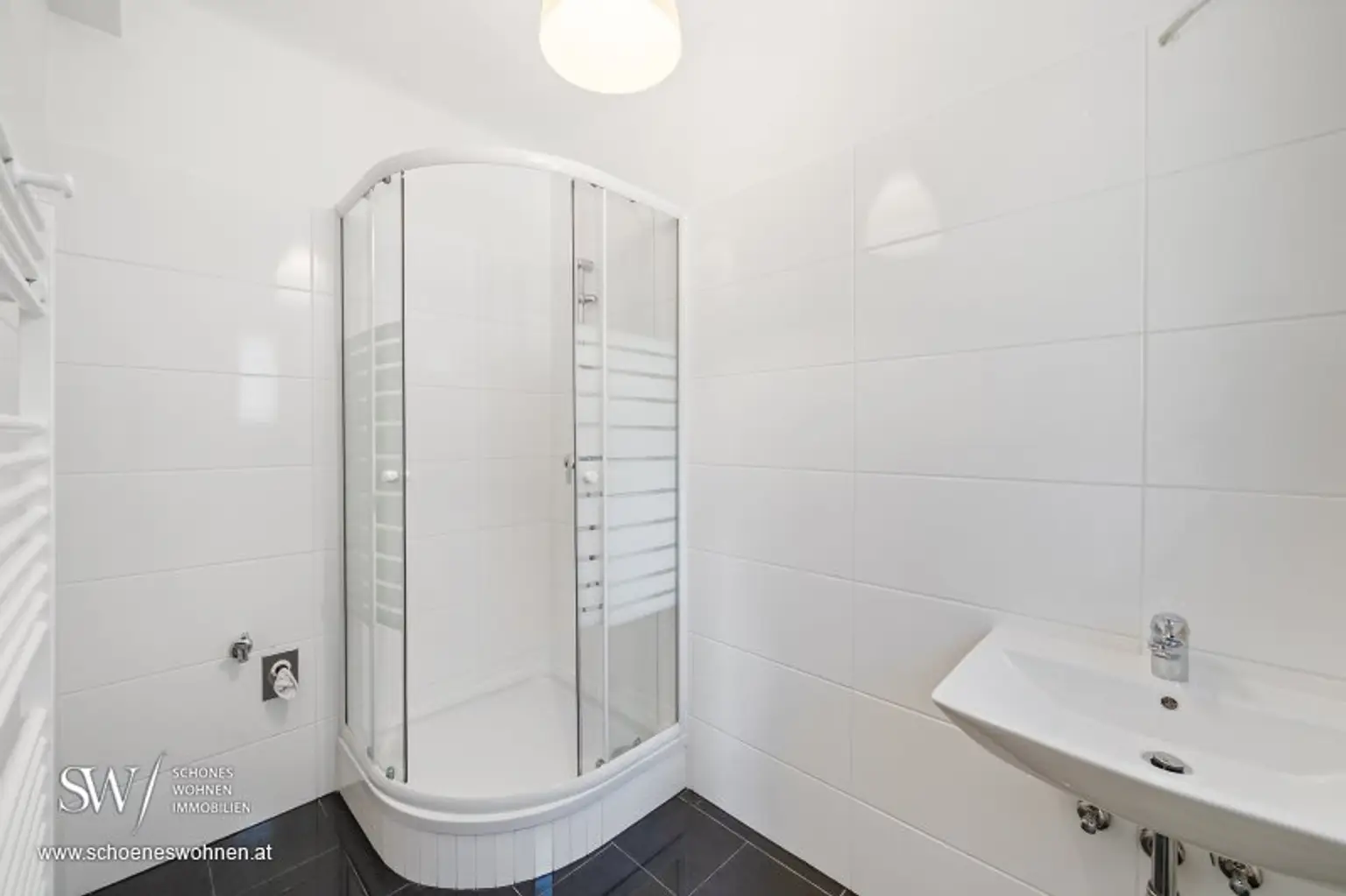 Bad mit Dusche und Fenster