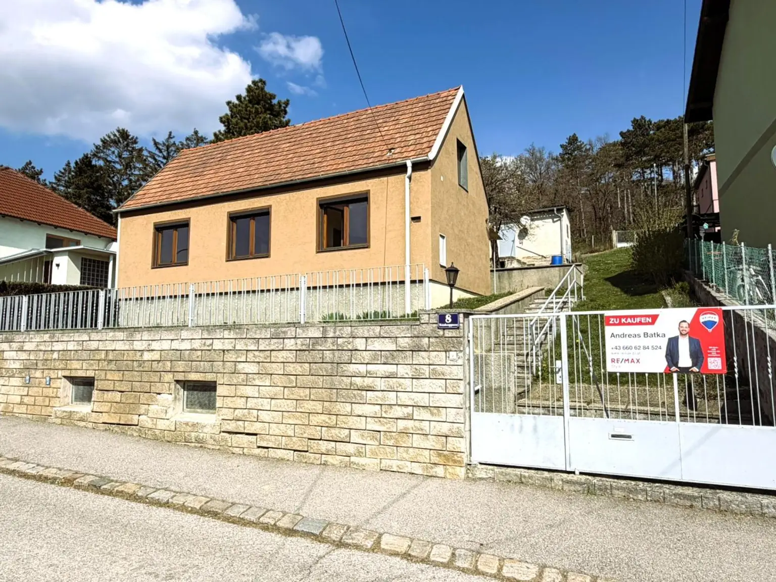 3 Wohnhaus Straßensicht