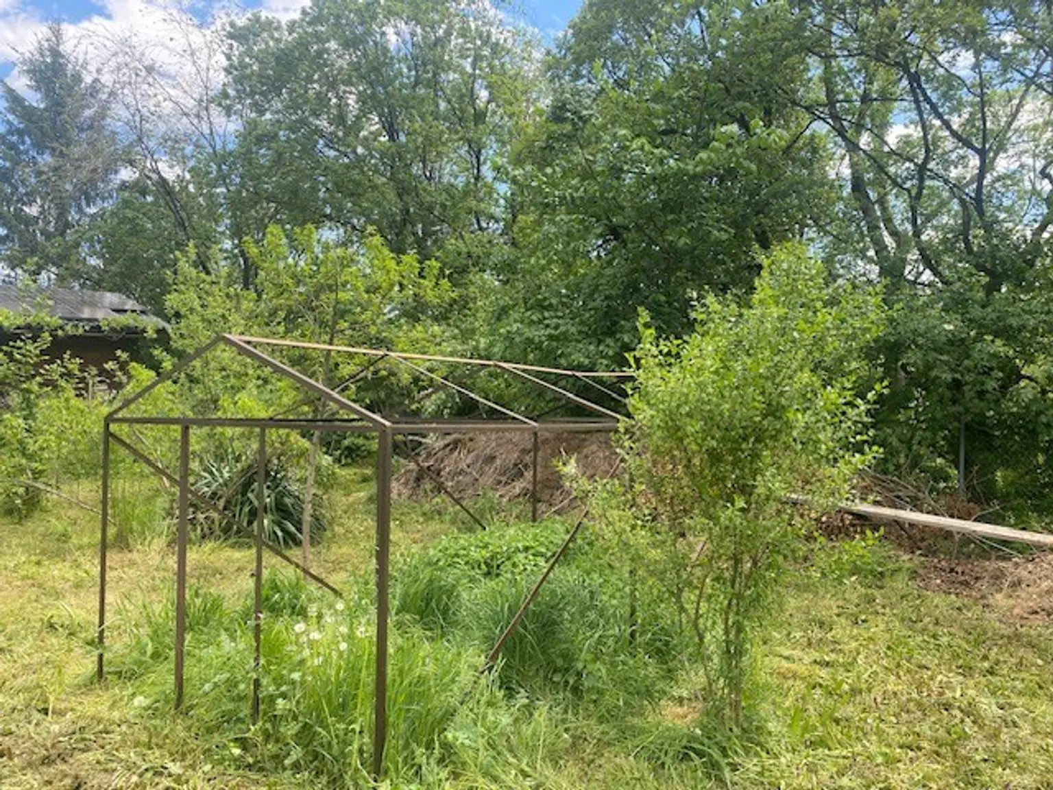 Gartenecke mit Komposthaufen