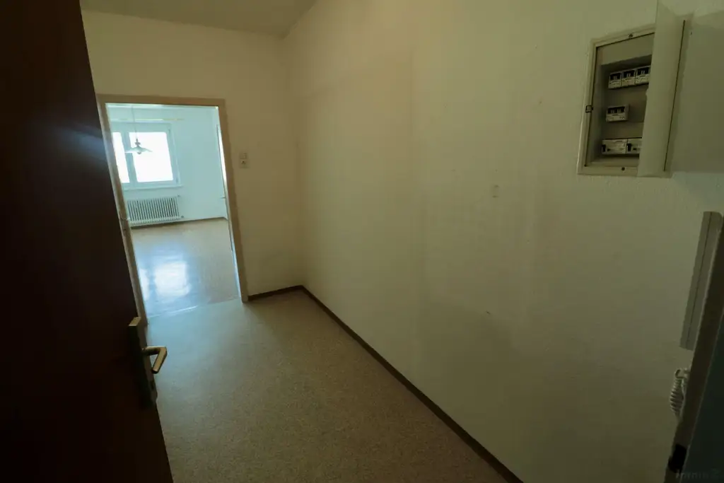 1 Zimmer mit möblierter Küche und Möbeln in Übelbach