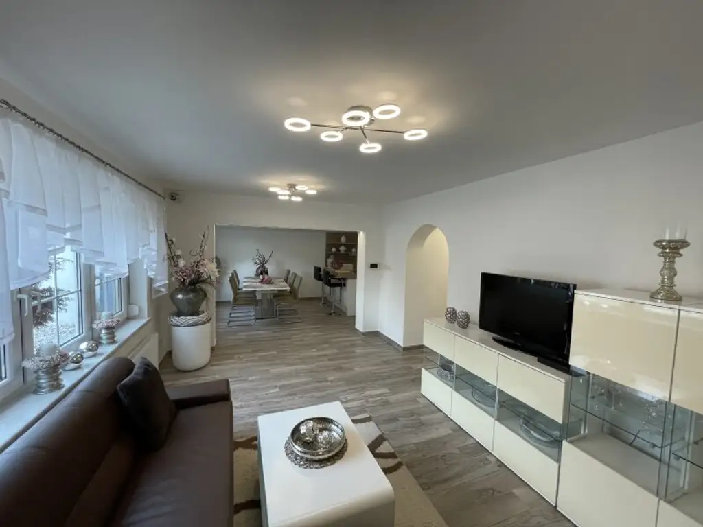 TOP-LIEGENSCHAFT MIT LUXUIÖSEM HAUS UND 2.568 m² GRUND - GRÜNRUHELAGE!