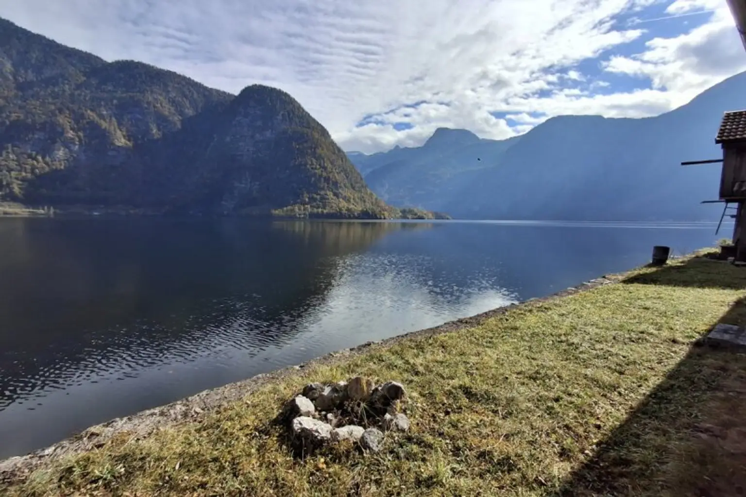 Einzigartig: Hütte und Badeplatz direkt am Hallstättersee.