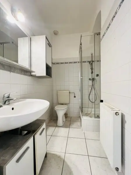 Sehr helle - südseitige - 2 Zimmer Wohnung im 3. Stock ohne Lift - BITTE NUR SCHRIFTLICH ANFRAGEN
