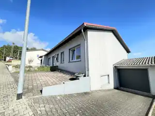 Aussen_Seitenansicht_Straßenseite